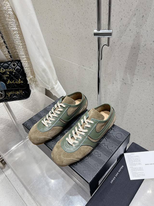 Dries Van Noten Dvn 复古德训鞋 Dries Van Noten 2024春夏系列 设计师通过改造、扭曲和颠覆经典元素，打造出实用而富有设计感